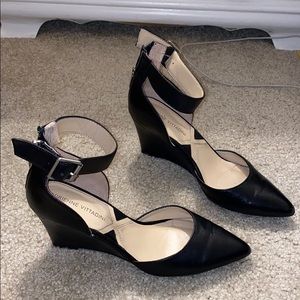 Adrienne Vittadini Black Pointed Toe Wedge Size 6